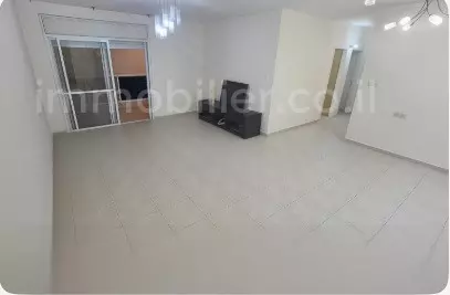 דירת 4 חדרים יפה עם ממ"ד ברובע הקריה