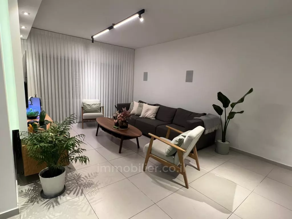 Vendesi ad Ashdod, superbo appartamento di 4 locali con suite matrimoniale nel quartiere youd bet