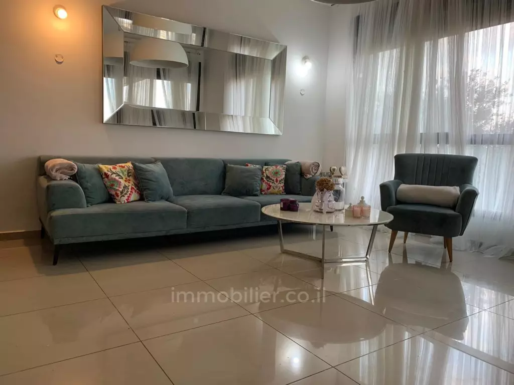 Appartamento con terrazza, buona posizione, a Tet Zayin ad Ashdod