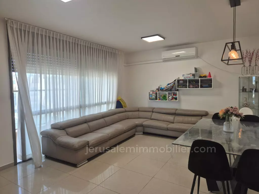 נכס נדיר: מרפסת סוכה, קומה גבוהה ונוף פתוח - JERUSALEM IMMOBILIER 026786595