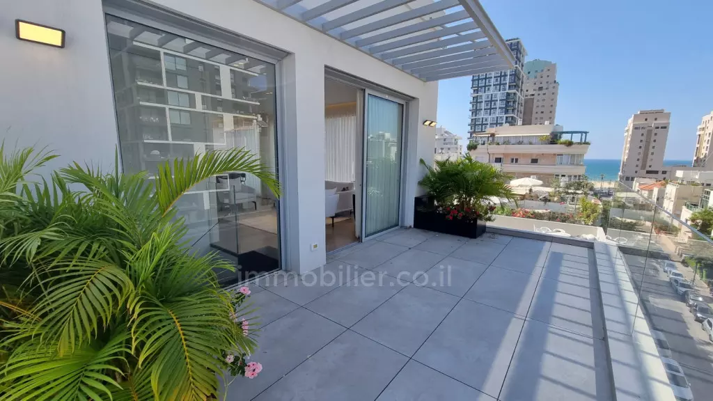 Splendido attico situato a 3 minuti dal mare, vicino al Royal Beach Hotel. 172 m² di superficie abitabile + 60 m² di terrazza, parcheggio con vista mare!