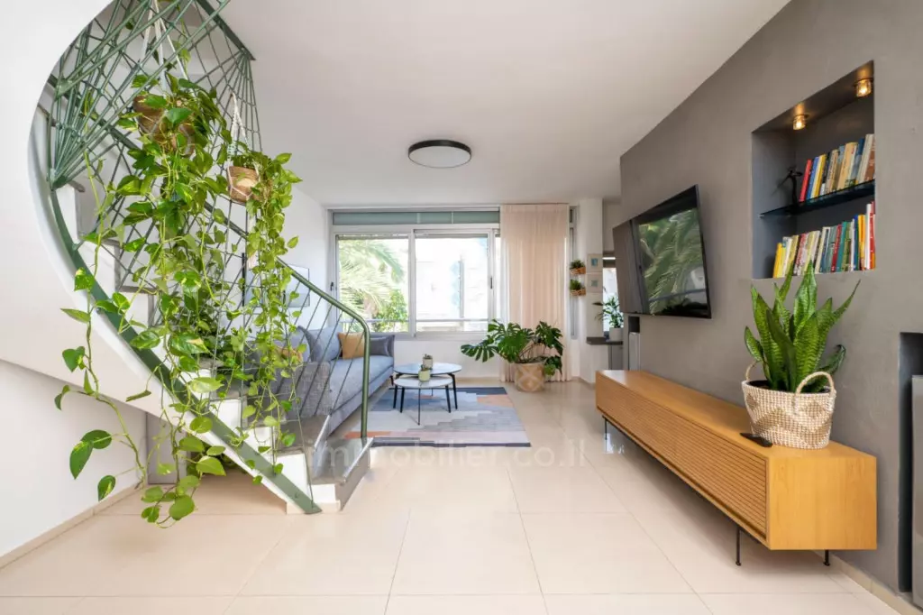 Duplex situato nel quartiere Bougrashov a 15 min dal mare, parcheggio, ascensore, terrazza 45 m²