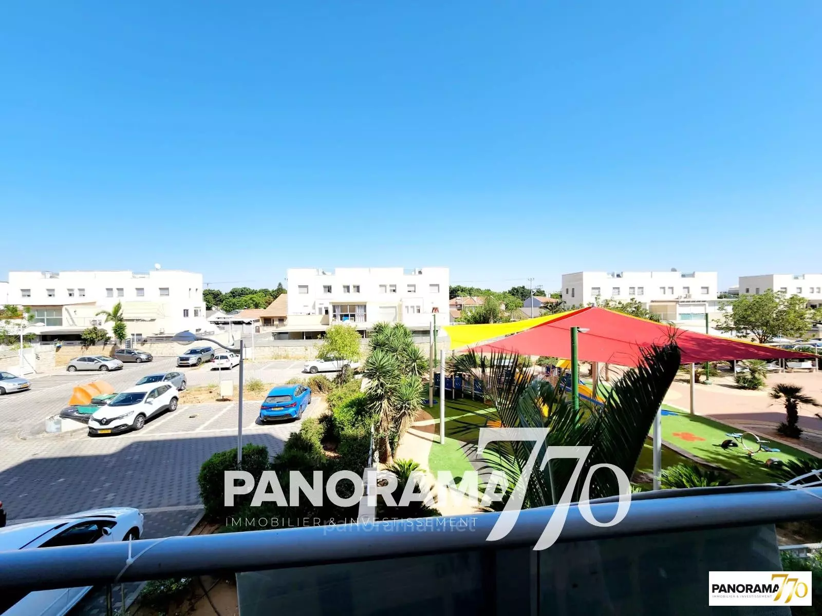 בבניין יוקרה,קרוב לים