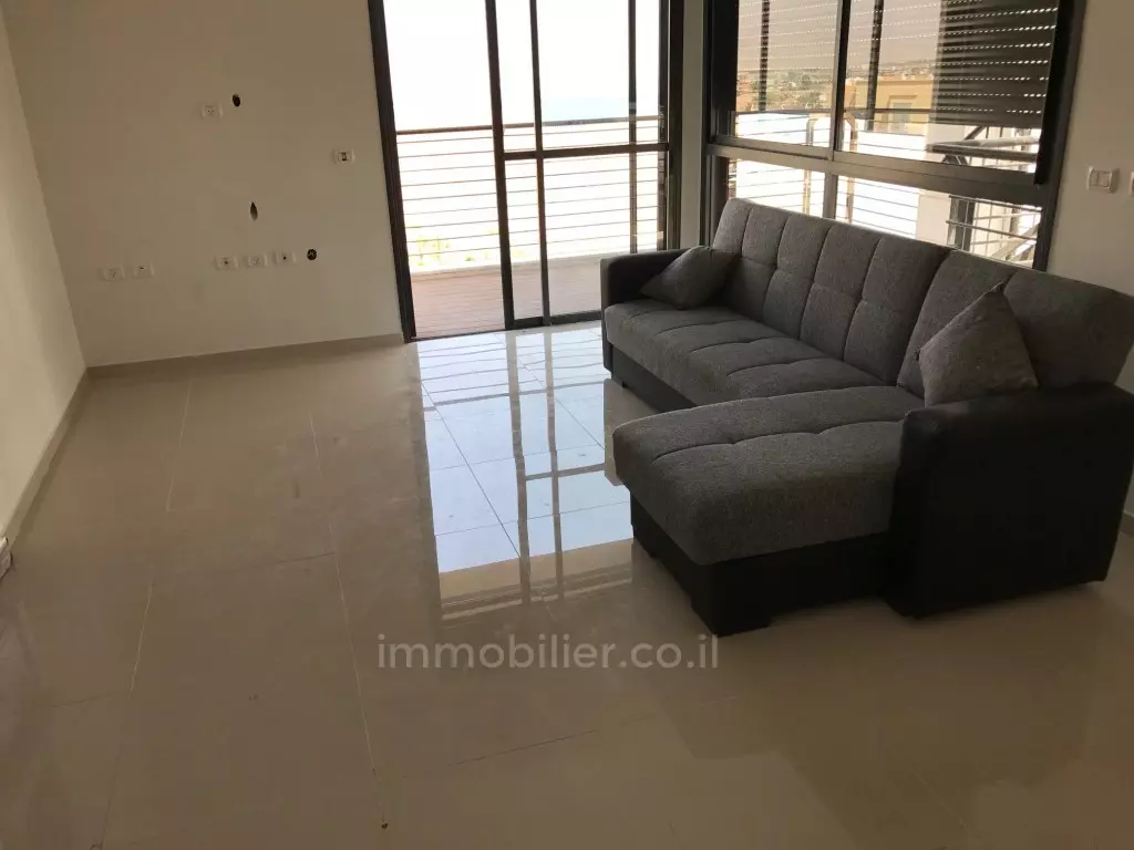 דירה יפה עם מרפסת, קומה גבוהה עם נוף לים, קרוב לים, מיקום טוב, עסקה טובה שאסור לפספס!