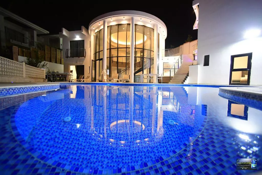 con terrazza,tranquillo,investito,Balcone sul mare,Buona posizione,In strada tranquilla,Posto tranquillo,Piano alto con vista,grande,Di alto standing,di lusso,Permesso di costruzione,Possibilità di costruire,Vicino al mare,Vista mare,Da non perdere,grazioso,ben arredato,luminoso,in un nuovo edificio,nuovo,spazioso,Buon affare,Buone indicazioni,In buone condizioni,Ampio giardino,Soffitti alti,Magnifico,Progetto di qualità