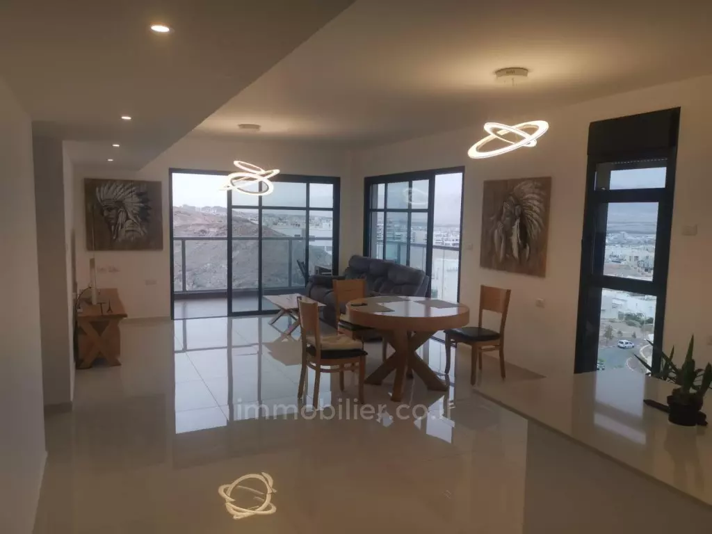 Bellissimo appartamento con terrazza, tranquillo, in un bell'edificio, investito, balcone vista mare, buona posizione, buona occasione, in strada tranquilla, posto tranquillo, piano alto con vista, lussuoso, vista mare, da non perdere!, piacevole, ben disposto, luminoso, in edificio nuovo, nuovo, spazioso