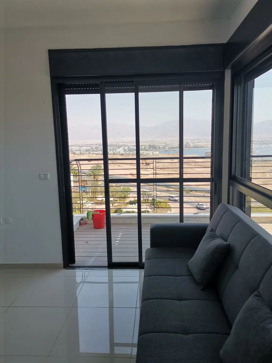 Attico con terrazza, tranquillo, in bel palazzo, in centro, balcone sul mare, buona posizione, buona occasione, in strada tranquilla, posto tranquillo, piano alto con vista, possibilità di costruire, vicino al mare, vista mare, da non perdere!, gradevole, ben progettato, luminoso