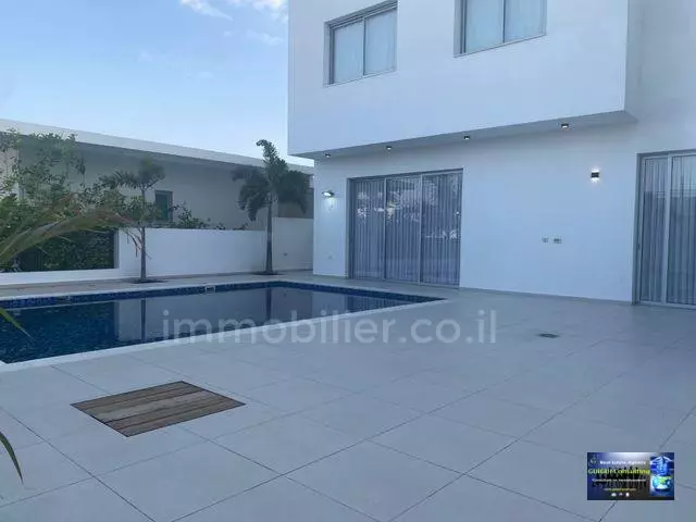 con terrazza,tranquillo,in un bellissimo edificio,investito,Balcone sul mare,Buona posizione,Buona occasione,In strada tranquilla,Posto tranquillo,Piano alto con vista,grande,Di alto standing,di lusso,Possibilità di costruire,Vista mare,Da non perdere,grazioso,ben arredato,luminoso,in un nuovo edificio,nuovo,spazioso,Bellissimo appartamento,Buon affare,Buone indicazioni,In buone condizioni,Ampio giardino,Soffitti alti,Magnifico,ristrutturato,Progetto di qualità