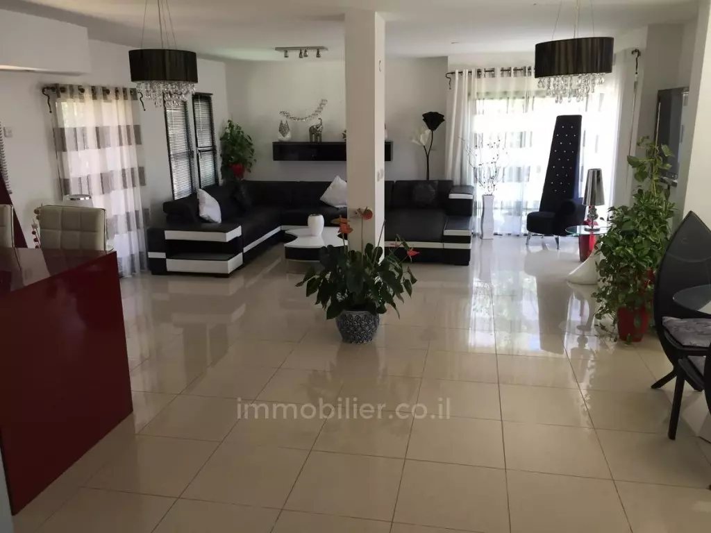 tranquillo,al centro,Buona posizione,Buona occasione,In strada tranquilla,Posto tranquillo,Piano alto con vista,Vista mare,Da non perdere,grazioso,ben arredato,luminoso,spazioso,Buon affare,Buone indicazioni,Completamente arredato,Ampio giardino,Progetto di qualità