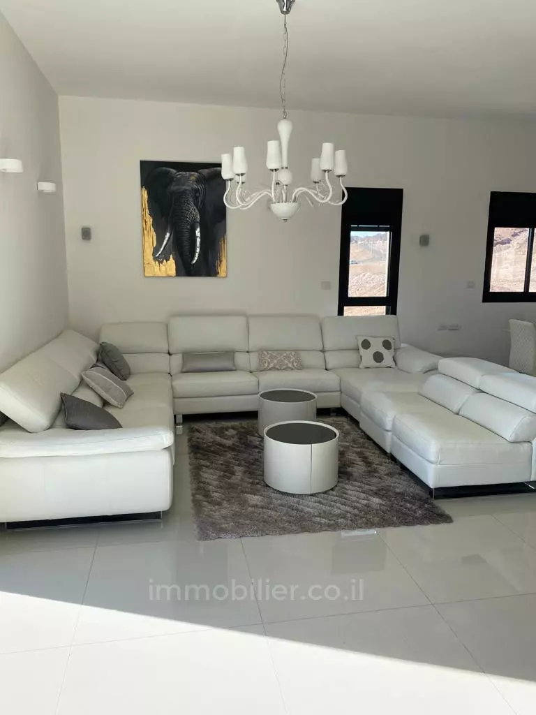 פנטהאוז מהמם בן 5 חדרים להשכרה עם מרפסת מרוהט במלואו באילת