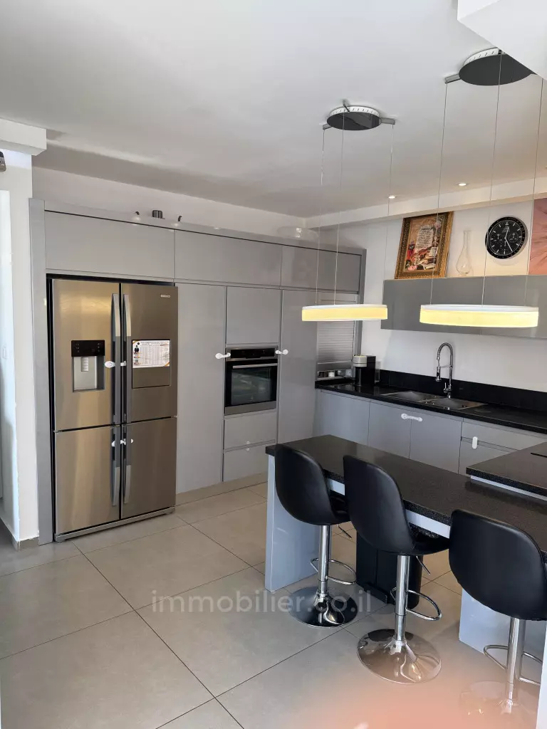 PENTHOUSE IN VENDITA 5 LOCALI CON VISTA A EILAT - TUTTO COMFORT CON ARMADI A MURO E BELLA CUCINA CON ISOLA CENTRALE - Situato nel cuore del quartiere degli hotel in complesso con piscina e palestra a due passi dal centro commerciale ICEparc Canyon