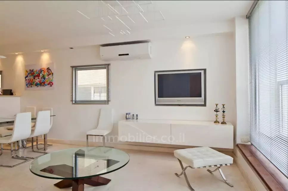 דירת 3 חדרים מדהימה + מרפסת / מעלית