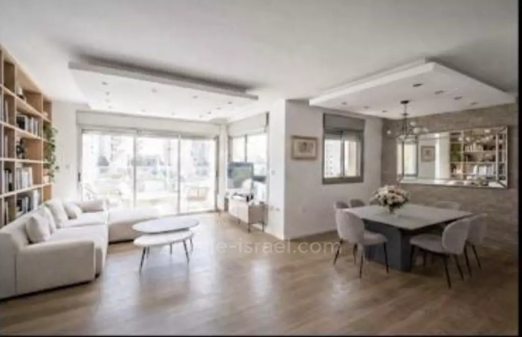 YR YAMIM - edificio di prestigio vicino al mare e centro commerciale