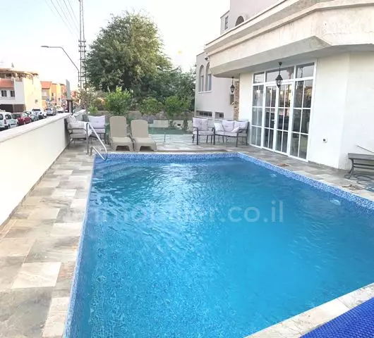 con terrazza,tranquillo,investito,al centro,Posto tranquillo,grande,Vicino al mare,Vista mare,ben arredato,spazioso,Ampio giardino,Magnifico,ristrutturato