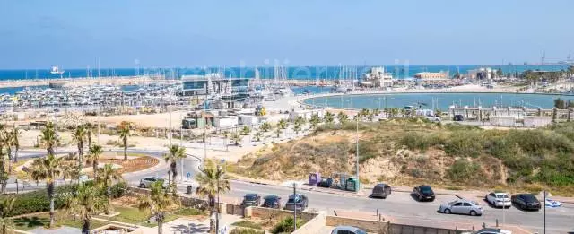 לא להחמיץ!,במרכז,עם מרפסת,יפה,מסודרת,בבניין יוקרה,דירת יוקרה,קרוב לים,מרווחת,עם נוף לים