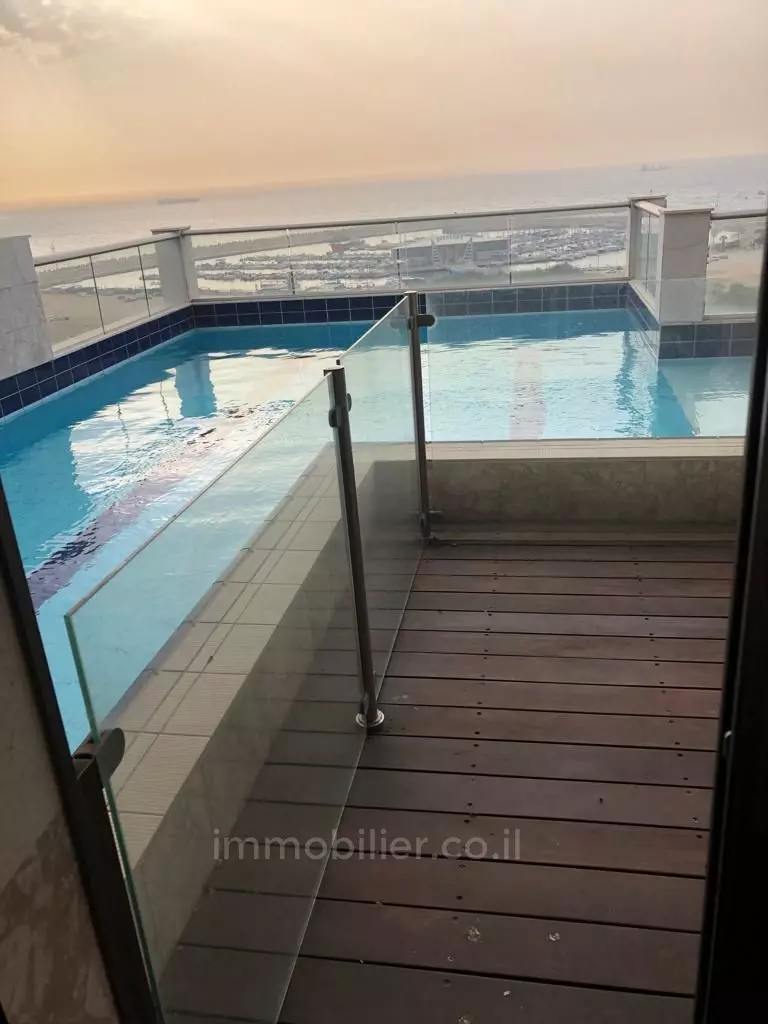 מרפסת עם נוף לים,קומה גבוהה עם נוף,מפוארת