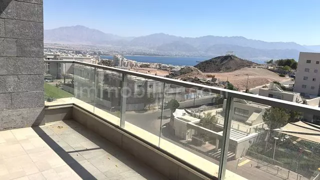 לא להחמיץ!,עם מרפסת,יפה,מסודרת,מיקום מצויין,מציאה,ברחוב שקט,בבניין יוקרה,קרוב לים,עם נוף לים