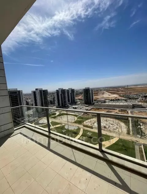 לא להחמיץ!,עם מרפסת,יפה,מסודרת,מציאה,בבניין יוקרה,במקום שקט,גדולה,תקרה גבוהה,מרווחת
