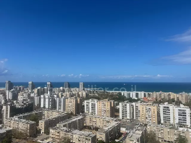 במרכז,עם מרפסת,יפה,מסודרת,מיקום מצויין,בבניין יוקרה,בבניין חדש,עם נוף לים
