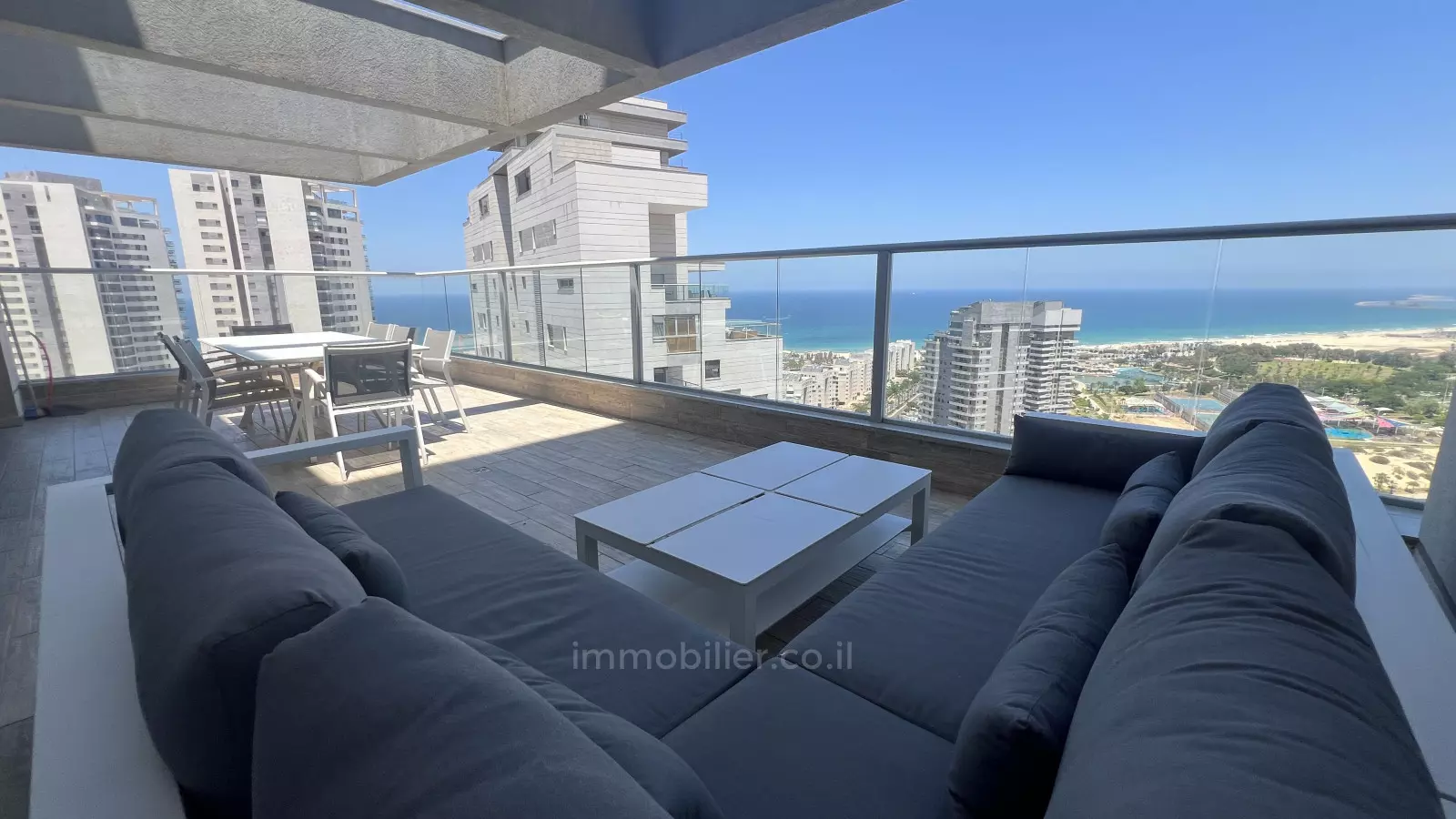 Da non perdere,al centro,con terrazza,Bellissimo appartamento,ben arredato,Buona posizione,in un bellissimo edificio,Piano alto con vista,grande,Di alto standing,investito,di lusso,Magnifico,Vicino al mare,spazioso,Vista mare