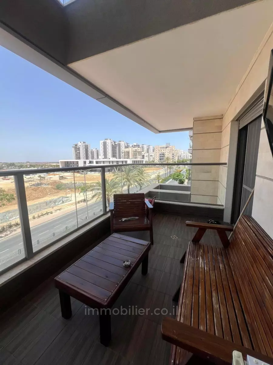 לא להחמיץ!,עם מרפסת,יפה,מציאה,שקטה,בבניין יוקרה