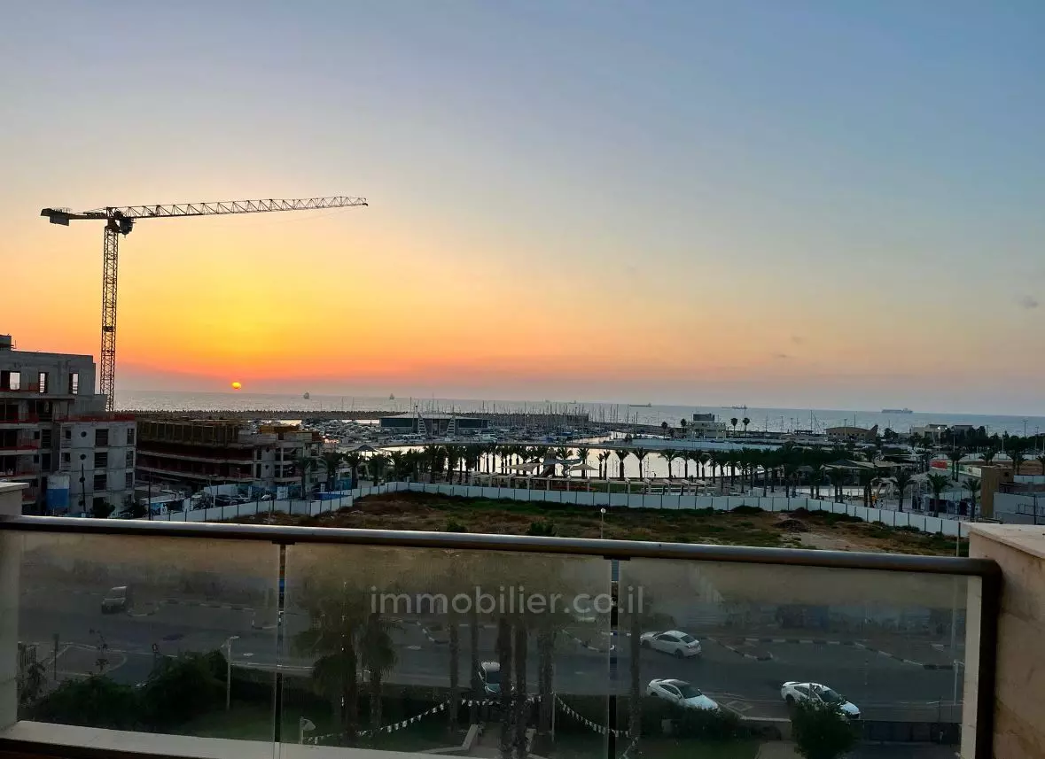 Con terrazza, ben distribuito, buona posizione, in un bell'edificio, vicino al mare, spazioso, vista mare