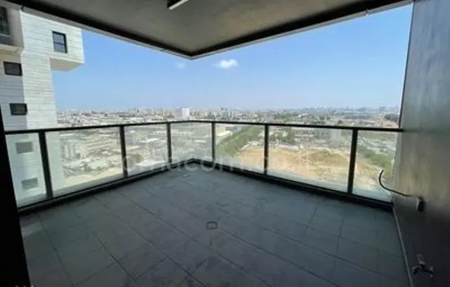 עם מרפסת,בבניין יוקרה,מושקעת,במרכז,מיקום מצויין,קומה גבוהה עם נוף,גדולה,קרוב לים,מסודרת,בבניין חדש,חדשה,יפה