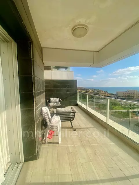 con terrazza,Bellissimo appartamento,ben arredato,Buona posizione,in un bellissimo edificio,grande,Vicino al mare,spazioso