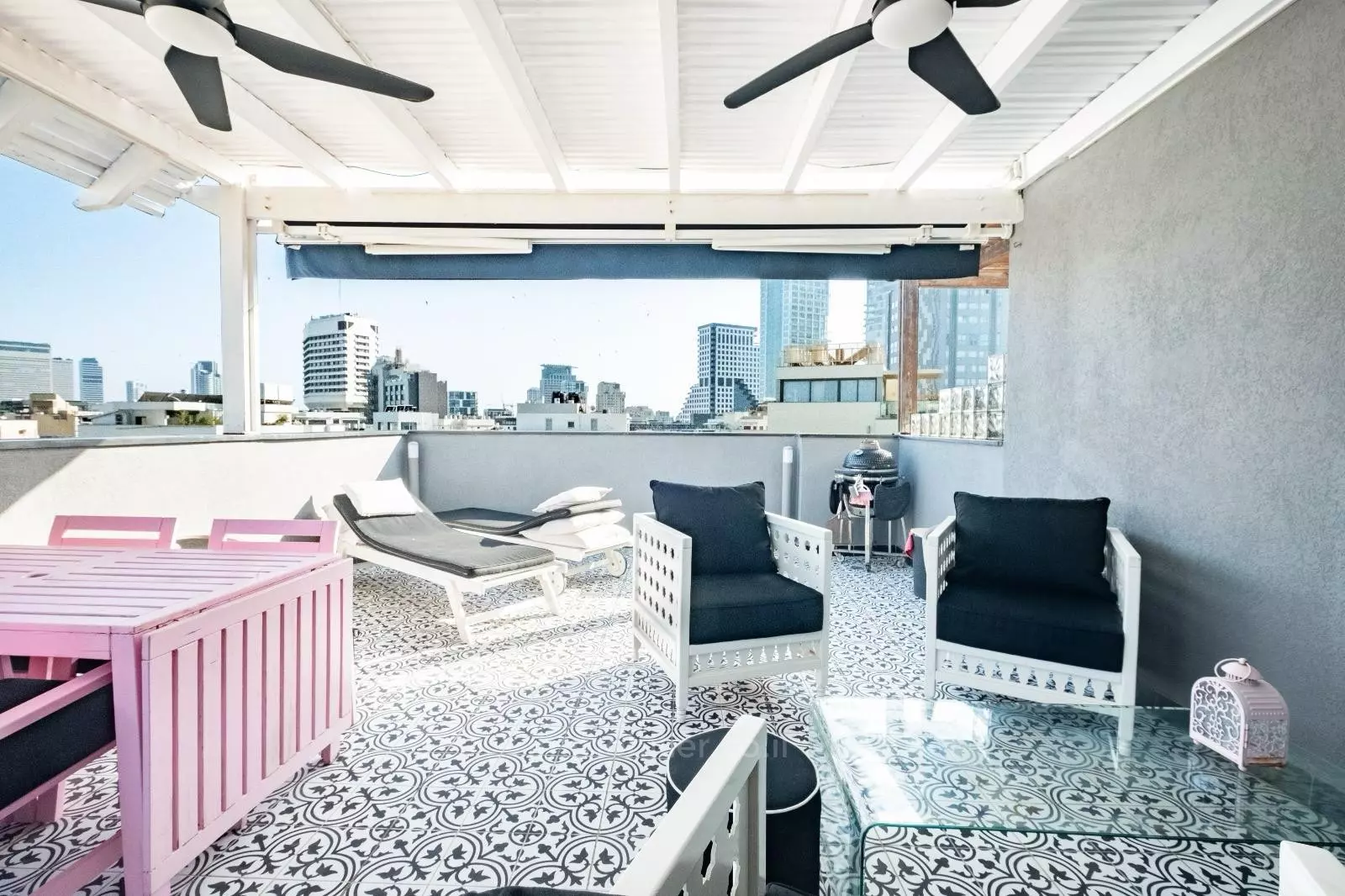 con terrazza,Bellissimo appartamento,ben arredato,Buona posizione,in un bellissimo edificio,investito,Vicino al mare,spazioso