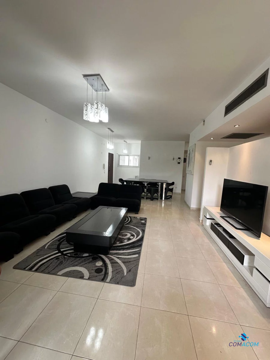 Grande opportunità da non perdere! Appartamento di 4 stanze in affitto nel cuore di Ra'anana con piscina nella residenza!