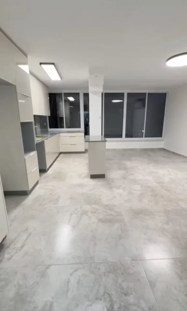 À ne pas manquer !  Grand 2 pièces entièrement rénové à louer, proche de toutes commodités, Centre-ville, Bat Yam