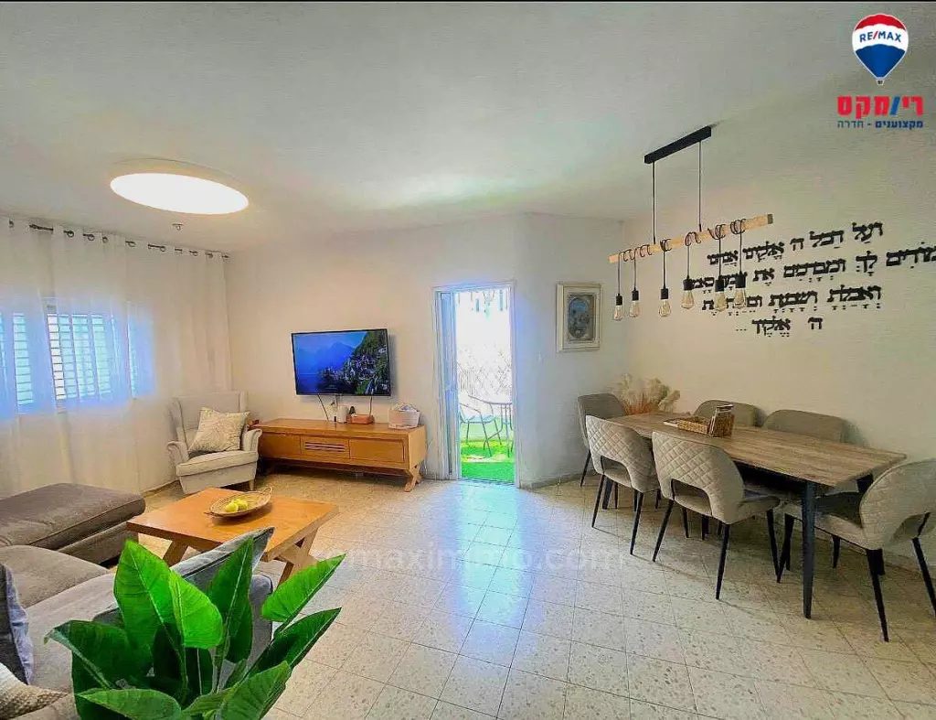 עסקת זהב! דירת 4 חדרים מרווחת עם מרפסת, מעלית וחניה בכניסה לשכונת העוצר הנחשקת בחדרה!
