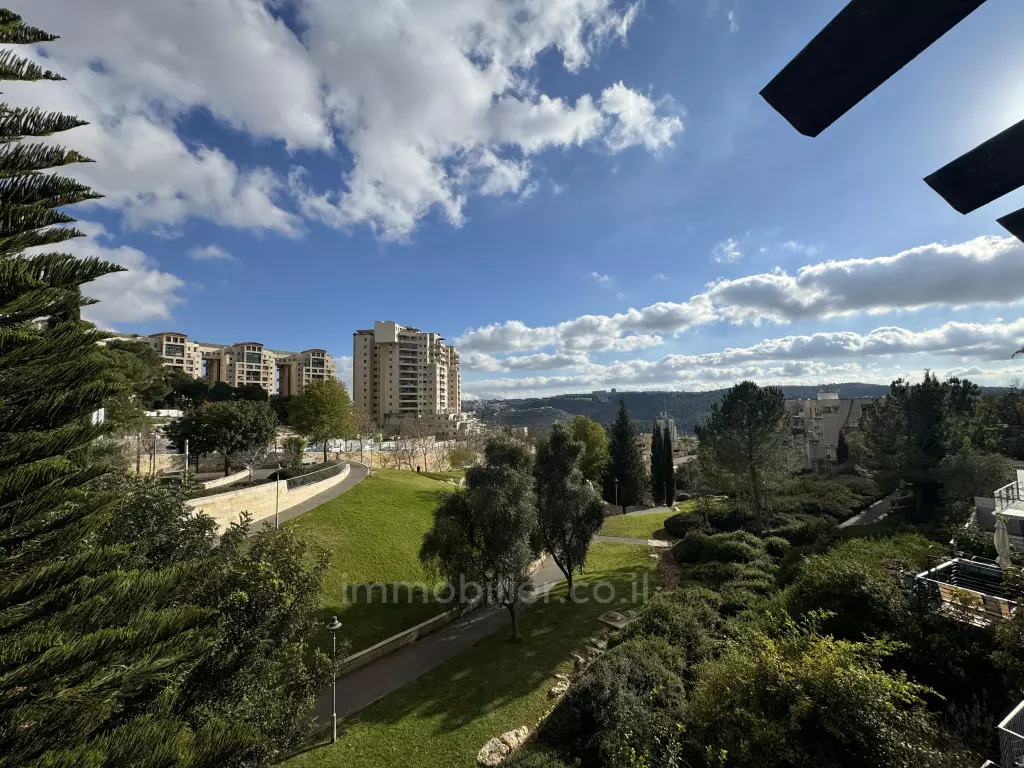 Proprietà rara – Duplex ristrutturato con terrazza soucca