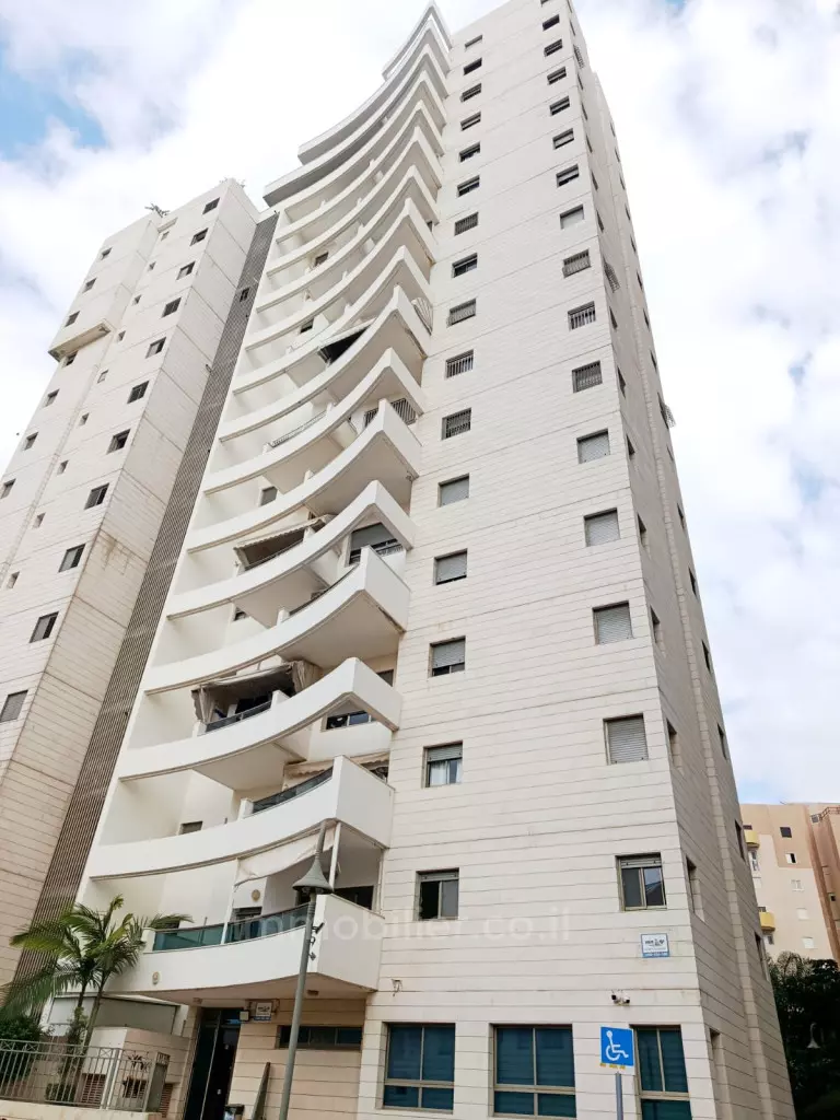 דירת 5 חדרים יפה ומרווחת קרוב לים עם מחסן
