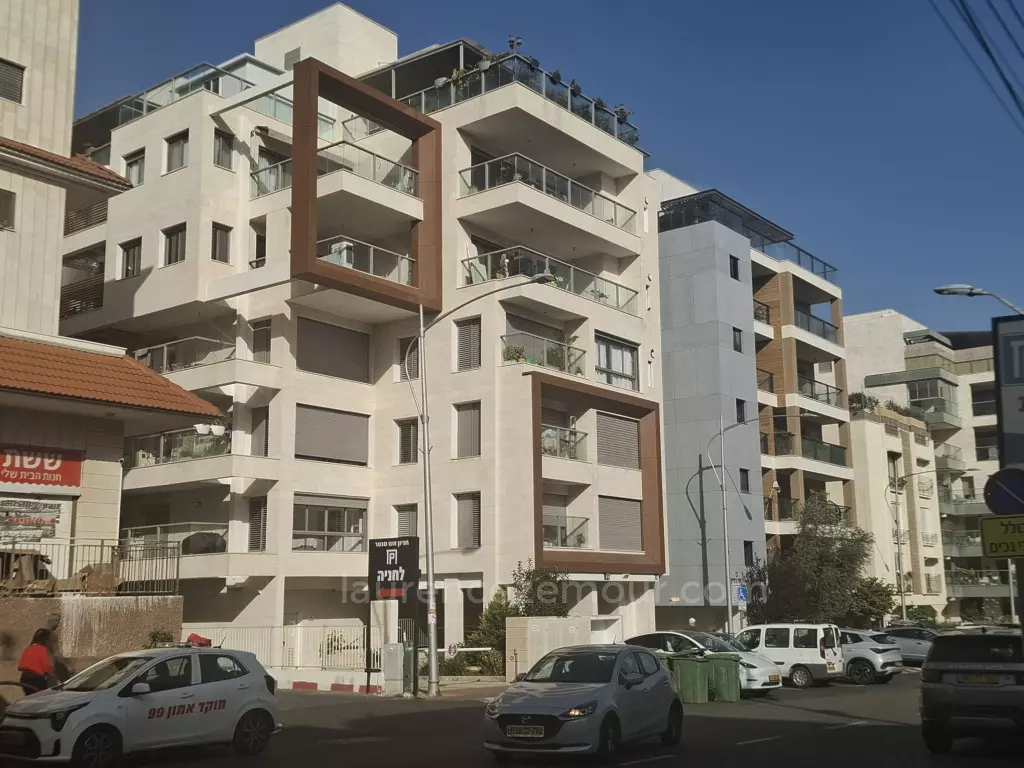 מרכז העיר. ממוקם אידיאלית. משופץ לחלוטין.