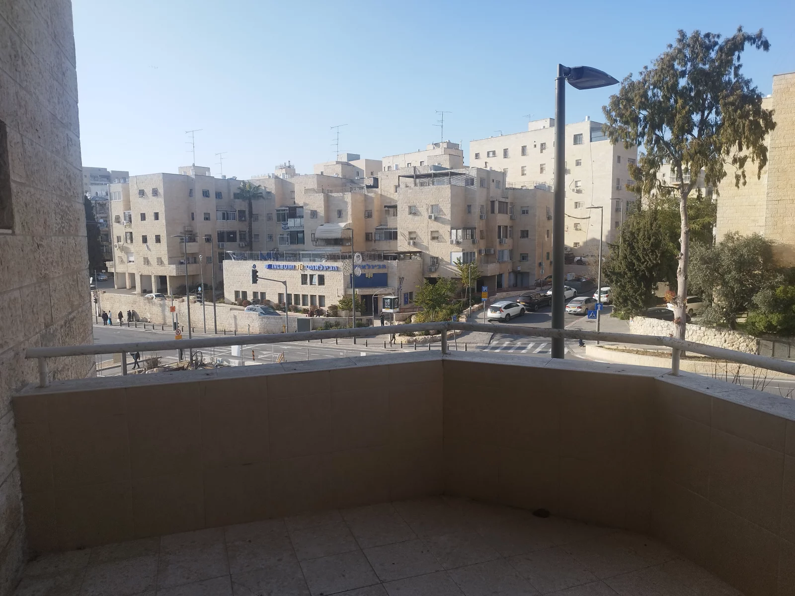 מרוהט קרוב לרכבת קלה נגישות מלאה