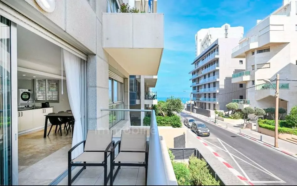 APPARTAMENTO DI 4 LOCALI CON VISTA MARE – A POCHI PASSI DALLA SPIAGGIA DI GORDON