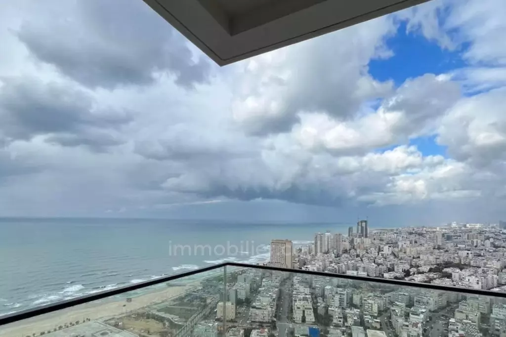 בת ים – יצחק שדה
מיני-פנטהאוז יוקרתי עם נוף פנורמי לים