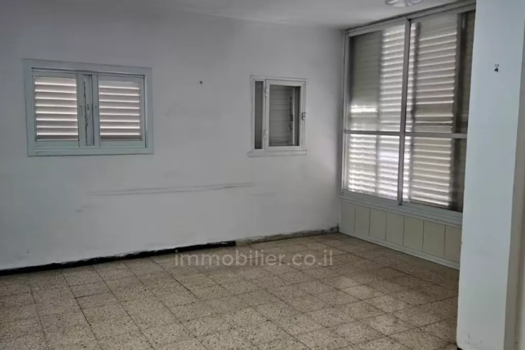 למכירה / דירת 3 חדרים ברחוב בלפור – בת ים 400 מ' מהים