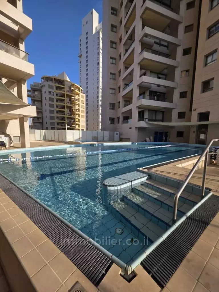 להשכרה: דירת 4 חדרים מהממת, מרווחת ומוארת, עם נוף ישير לים!