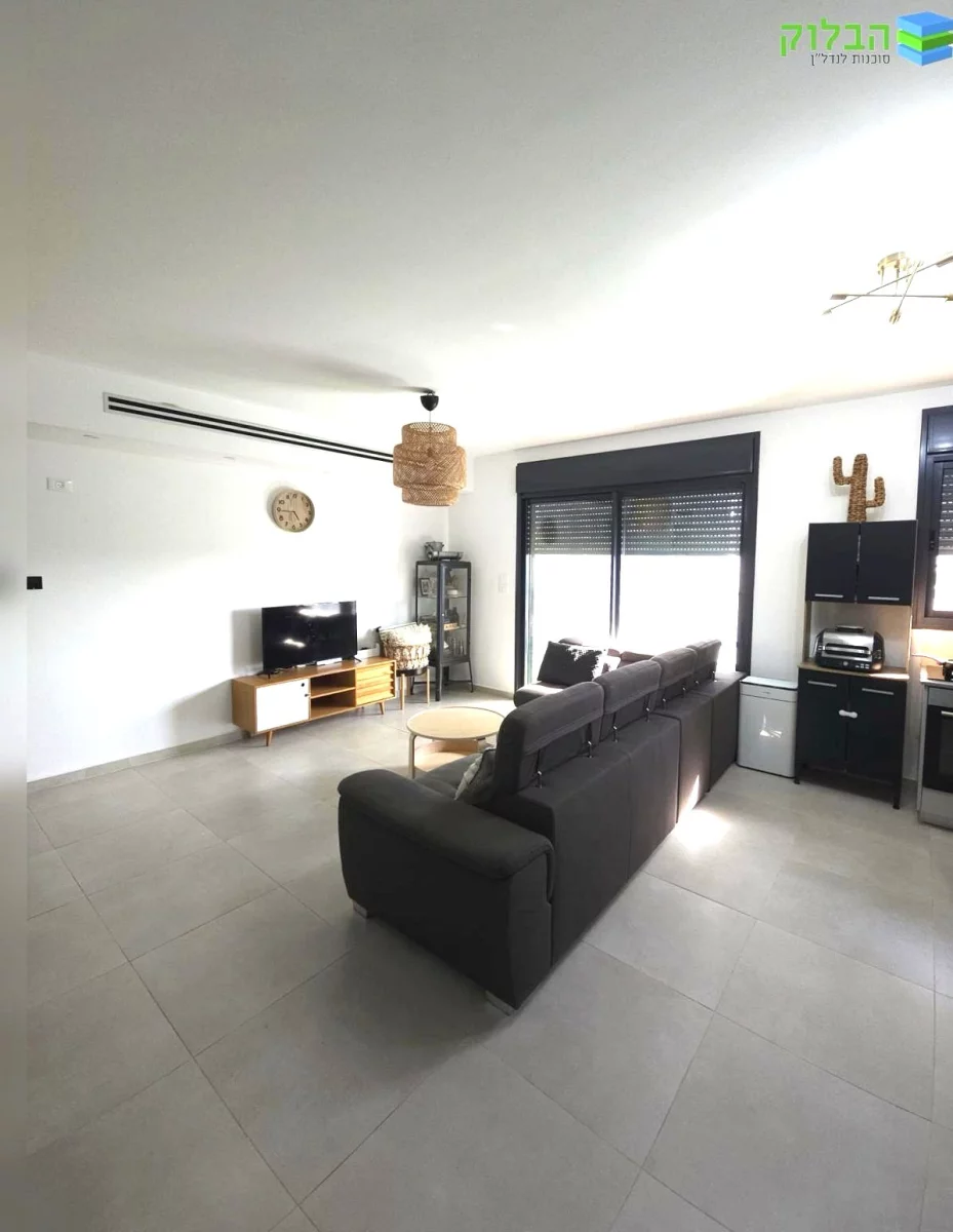 Appartamento di 4 stanze nel quartiere Harakafot a Rishon LeZion